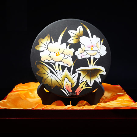 富贵呈祥金乌炭雕摆件